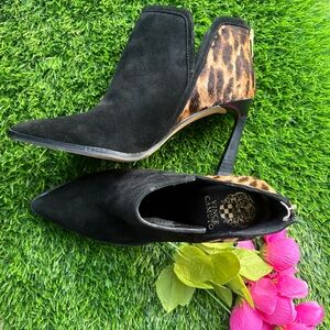 VINCE CAMUTO COMMA HEEL 3.5" BLACK LEATHER COW HAIR CHEETAH PRINT BOOTIES 7.5